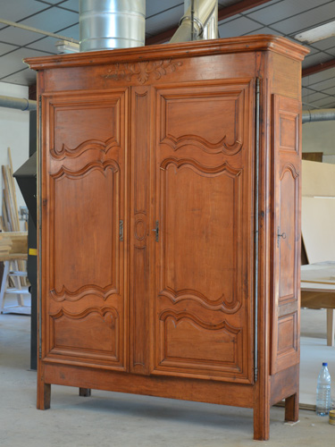 armoire restaure en bois de merisier