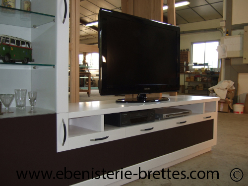 meuble design de tv avec une niche pour baffes et tiroirs  dvd