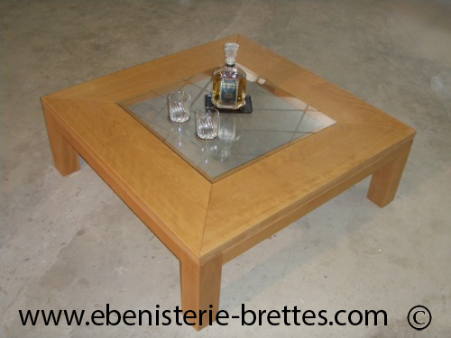 table basse de salon carre en bois clair et dessus verre