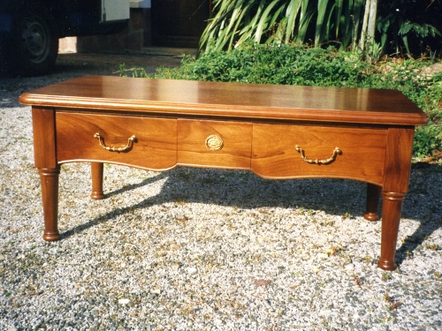 table de salon en bois ayant les pieds tourns