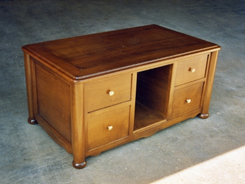 table basse en bois de merisier avec tiroirs et niche sur mesure