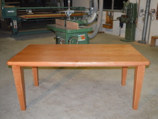 table moderne massive en bois clair et pieds gains
