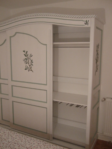 portes coulissantes sur une armoire laque blanche