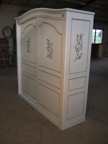 ct d'armoire sculpt d'un motif de branche d'olivier