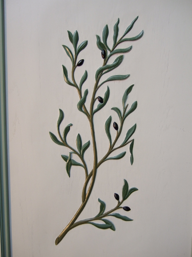 panneau de meuble décoré de scupltures d'olivier peints