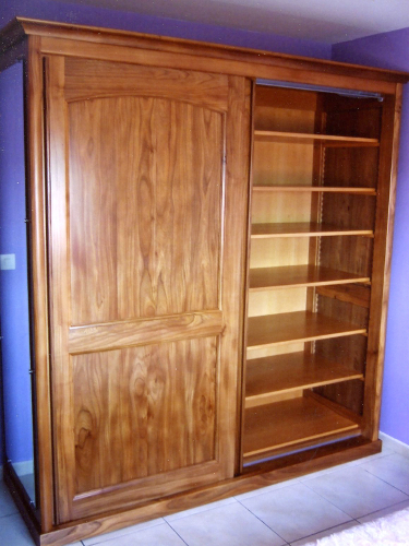 armoire coulissante avec beaucoup d'tagres en bois massif rglables