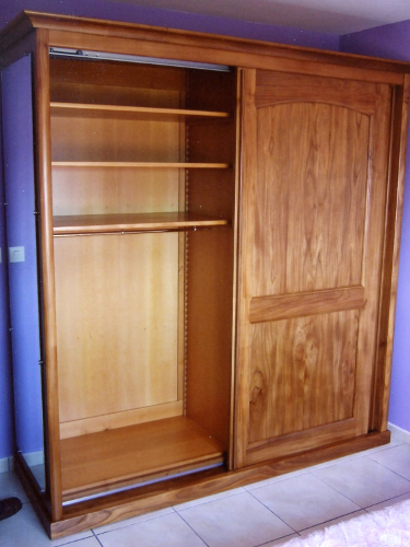 Armoire de chambre en bois quipe d'une penderie pour vtements