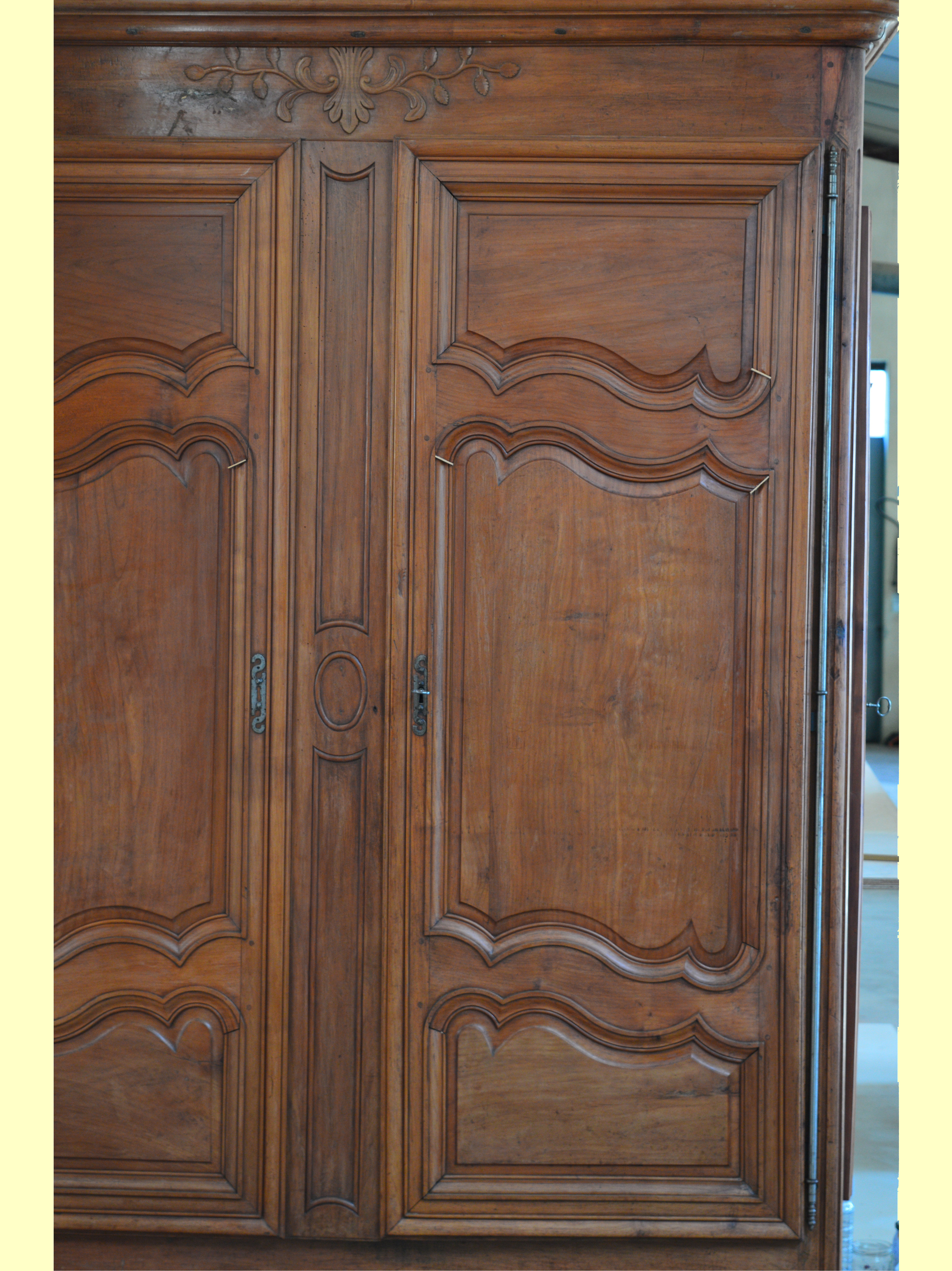 armoire sculptee restauree