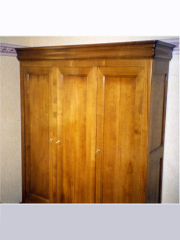armoire de style Louis-Philippe à trois portes en merisier