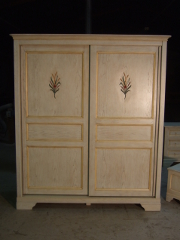 armoire coulissante de chambre laque blanche avec des fleurs