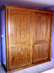 armoire en orme massif contemporaine coulissante