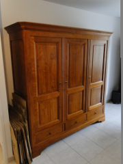 armoire de chambre en merisier ayant 3 portes et 3 tiroirs