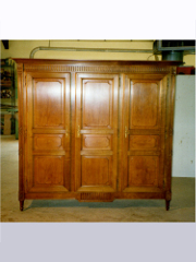 armoire de style Louis XVI en merisier à trois portes ouvrantes