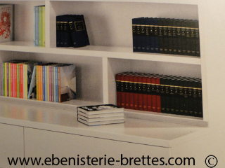 bibliothèque moderne laquée blanche disponible en France