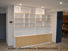 grande bibliotheque laquee blanche avec bois clair