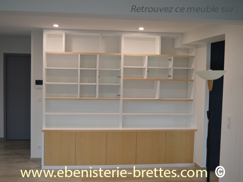 bibliothque-trs-bien-ajust-sous-une-poutre