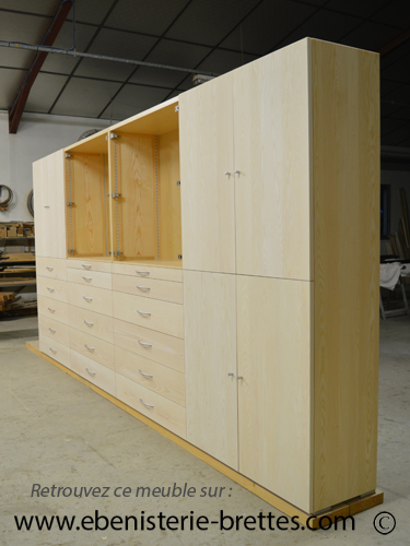 vue de profil sur ses 43 cm de large grand meuble de rangement vue de profil