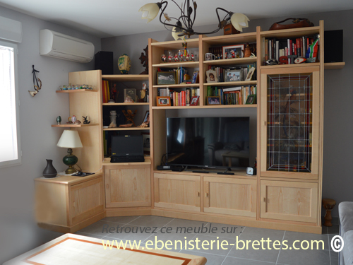 bibliothque en bois clair entirement garnie