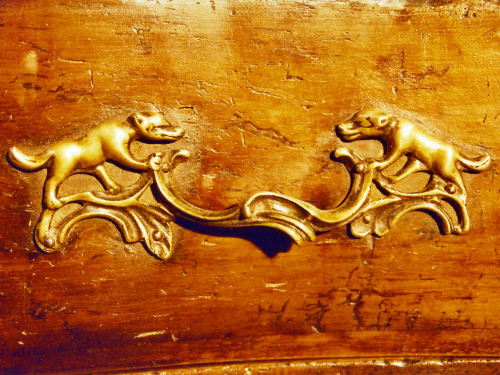 décor de commode avec une poignée en forme de chien en bronze