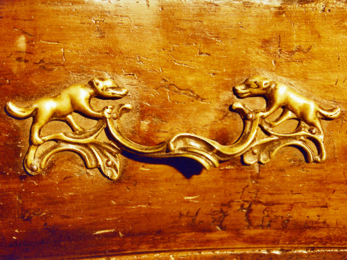 dcor de commode avec une poigne en forme de chien en bronze