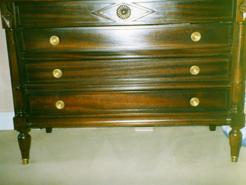 commode Directoire avec un dcor de losange sculpt