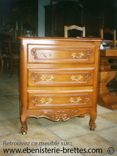 petite commode en merisier fabrique au Pays-Basque