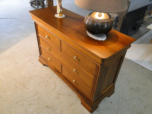 commode de style au dessus en bois de noyer