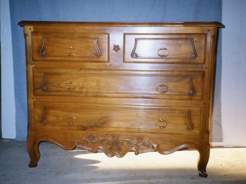 commode de style Louis XV rgionale en merisier massif