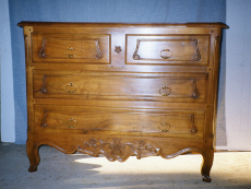 commode en merisier ayant ses pieds en forme de patte de biche