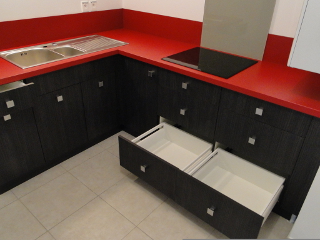 tiroirs à casseroles sur cuisine rouge et noire