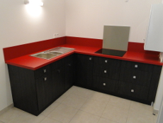 cuisine portes et tiroirs noirs, dessus rouge