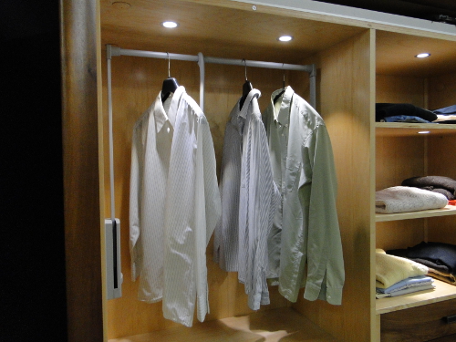 appareil à suspendre les chemises dans une armoire