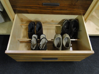 intérieur d'un tiroir à chaussures en bois massif