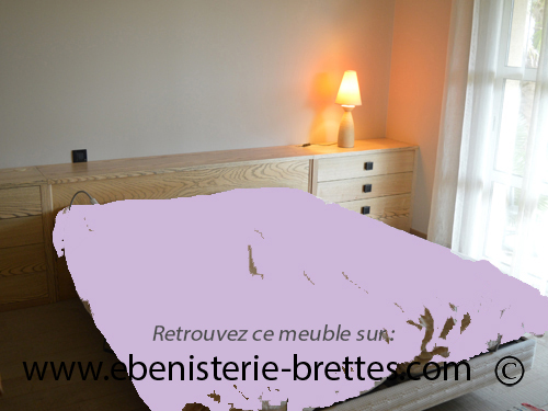 meuble de chambre  coucher derrire un lit