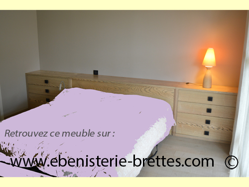 meuble commode servant de coffre et d'appuis pour un lit