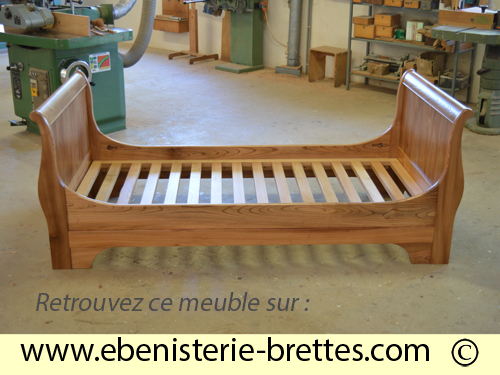 lit de style français en bois précieux d'orme
