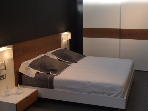 agencement d'un lit contemporain en laque et bois rouge de merisier