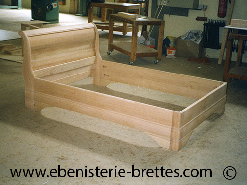 lit bateau en bois de merisier massif sur mesure