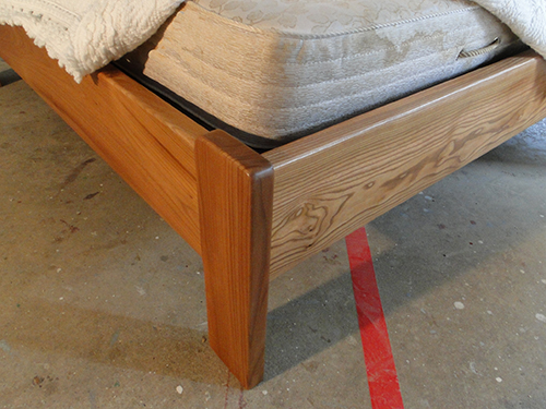 pied de lit moderne en bois