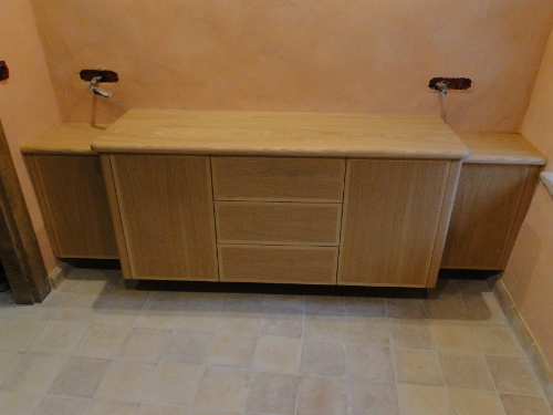 meuble moderne en bois dans une salle de bain