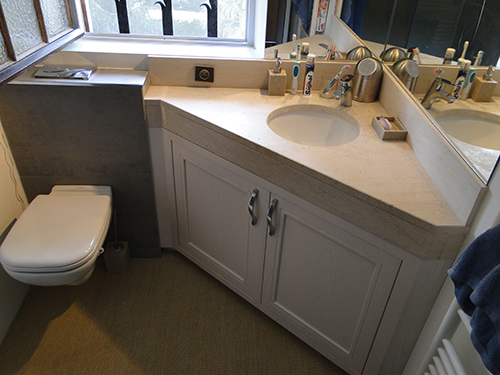 meuble d'angle salle de bain en bois blanc design