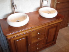 meuble en bois pour soutenir des vasques en forme de bol