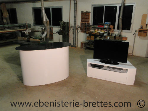 salon tv contemporain et bar design laqu blanc