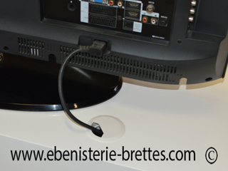 passage pour cables de television sur un meuble