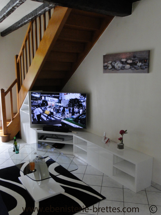 Meuble tv design blanc en angle livré à bidache au pays basque ... Escalier désign Meuble