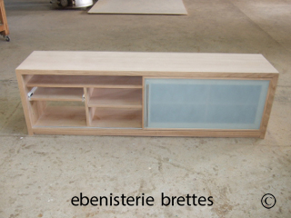 fabrication dans un atelier d'bnisterie d'un meuble tv en chne