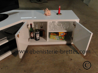 petit espace bar dans un meuble d'angle pour tlvision