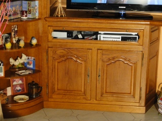 mobilier sur mesure pour poser une tl et ranger des livres