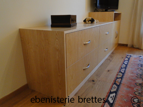 meuble de rangement situ dans une chambre