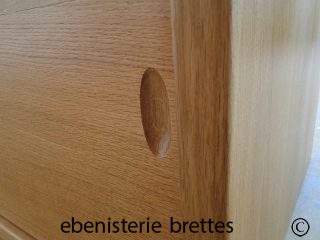 cette poigne cuvette est creuse dans une porte en bois